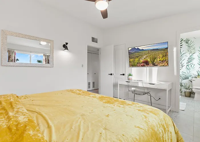 Desert Dream - Old Town Mid-century Modern - Heated Pool Holiday home