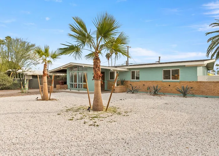 Holiday home Desert Dream - Old Town Mid-century Modern - Heated Pool