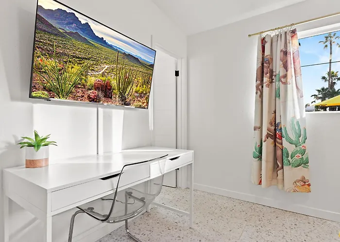 Desert Dream - Old Town Mid-century Modern - Heated Pool