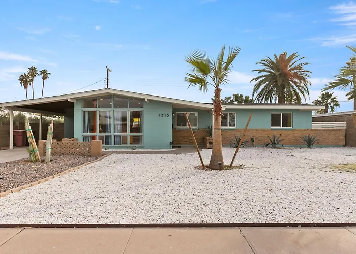 Holiday home Desert Dream - Old Town Mid-century Modern - Heated Pool